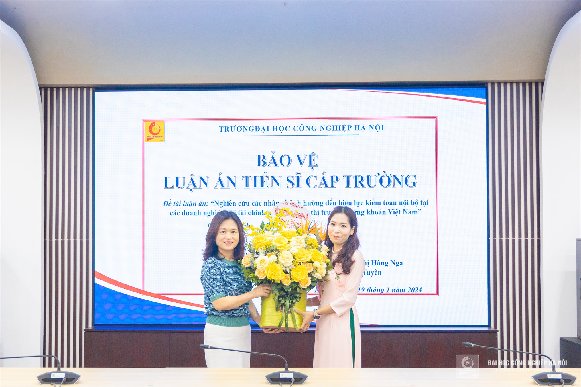 Chúc mừng NCS Nguyễn Thị Dự bảo vệ thành công luận án tiến sĩ cấp trường - chuyên ngành Kế toán.