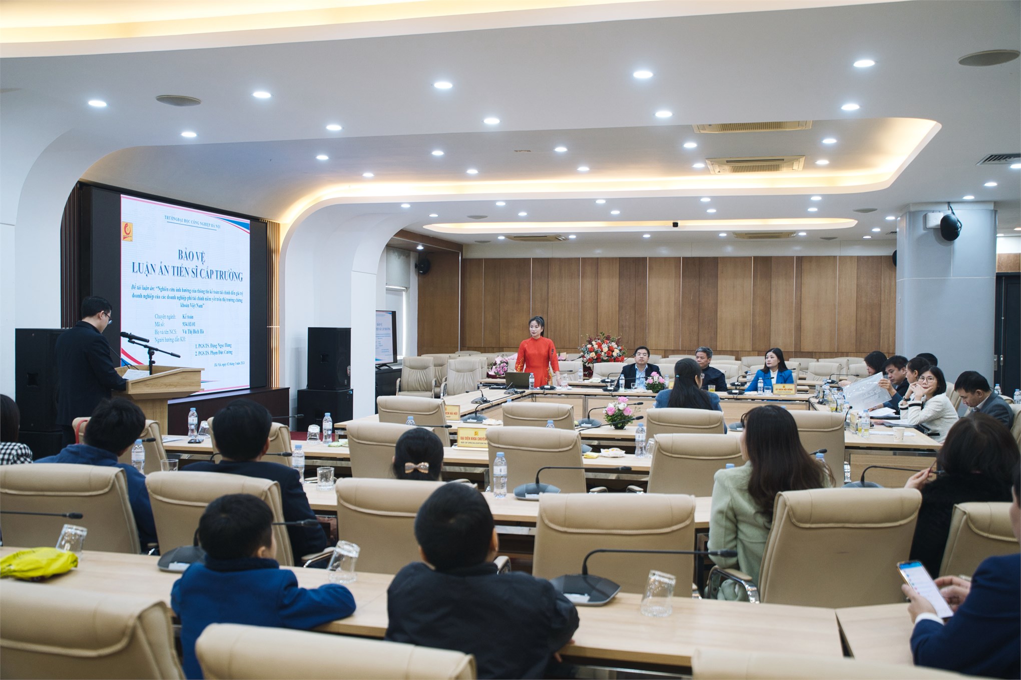 Tổ chức bảo vệ luận án tiến sĩ cấp trường cho NCS Vũ Thị Bích Hà chuyên ngành Kế toán.