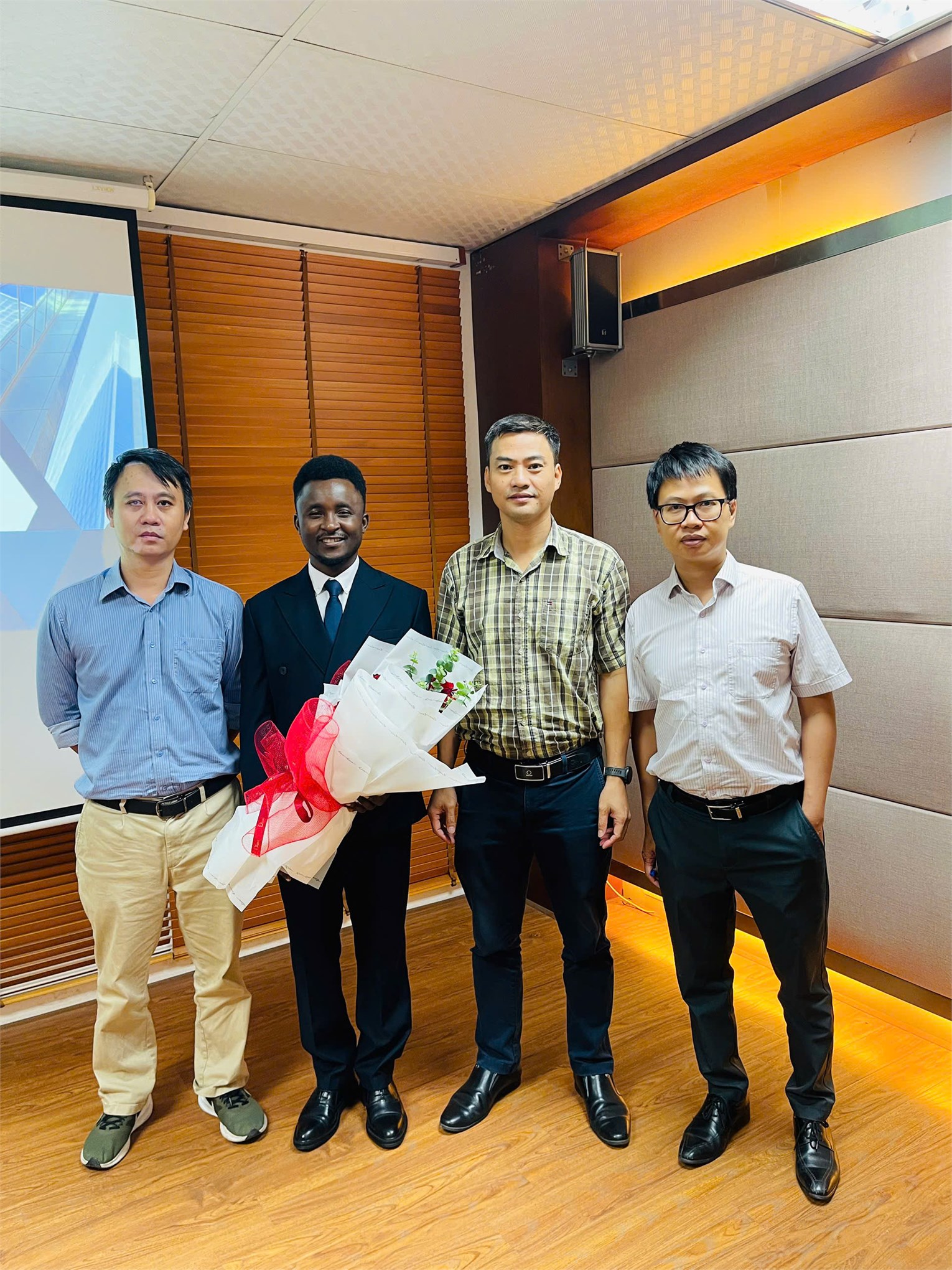 Lễ bảo vệ đề án tốt nghiệp thạc sĩ ngành Kỹ thuật Điện, đặc biệt học viên quốc tế từ Mozambique