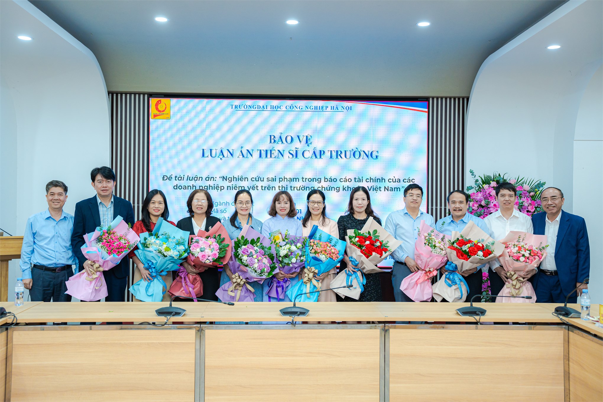 Nghiên cứu sinh Cao Thị Nhiên bảo vệ thành công luận án tiến sĩ tại Trường Đại học Công nghiệp Hà Nội