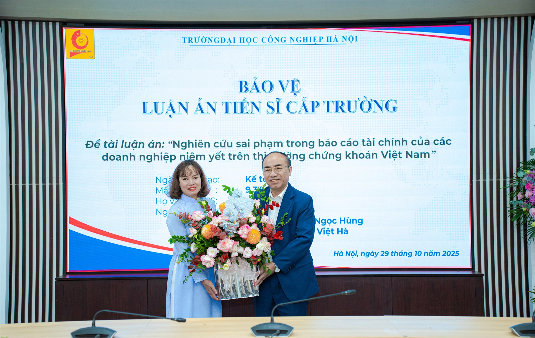 Nghiên cứu sinh Cao Thị Nhiên bảo vệ thành công luận án tiến sĩ tại Trường Đại học Công nghiệp Hà Nội