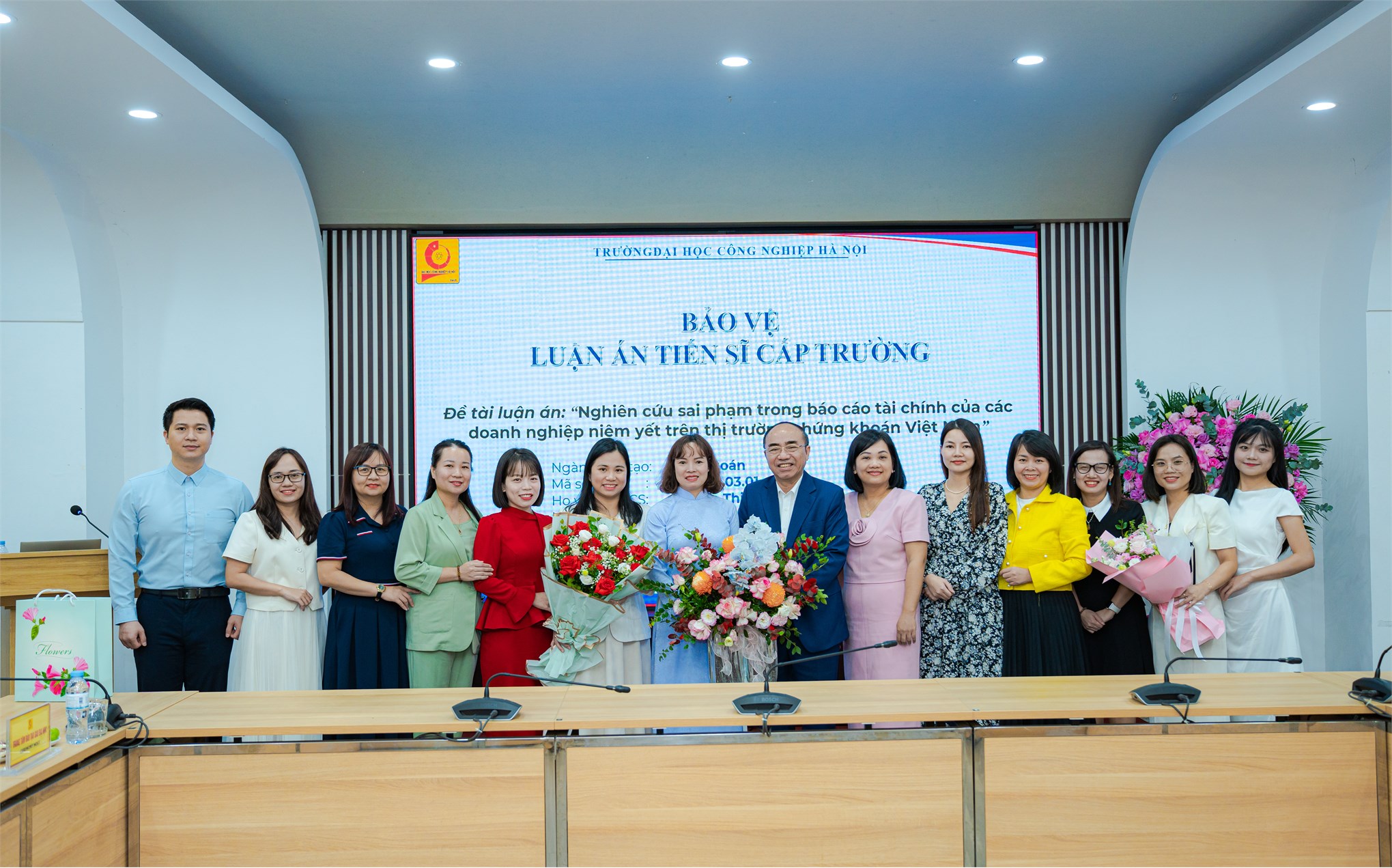 Nghiên cứu sinh Cao Thị Nhiên bảo vệ thành công luận án tiến sĩ tại Trường Đại học Công nghiệp Hà Nội