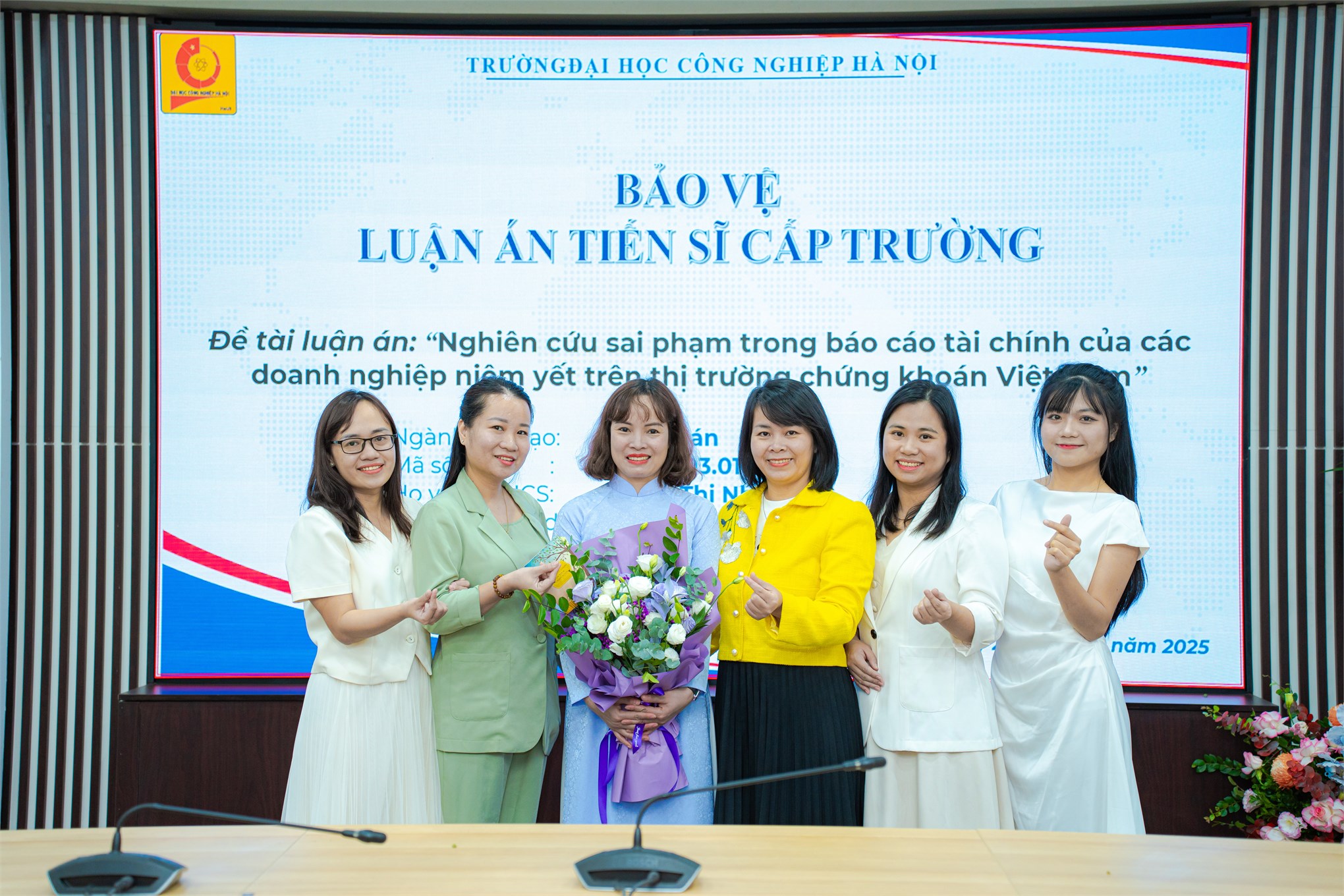 Nghiên cứu sinh Cao Thị Nhiên bảo vệ thành công luận án tiến sĩ tại Trường Đại học Công nghiệp Hà Nội