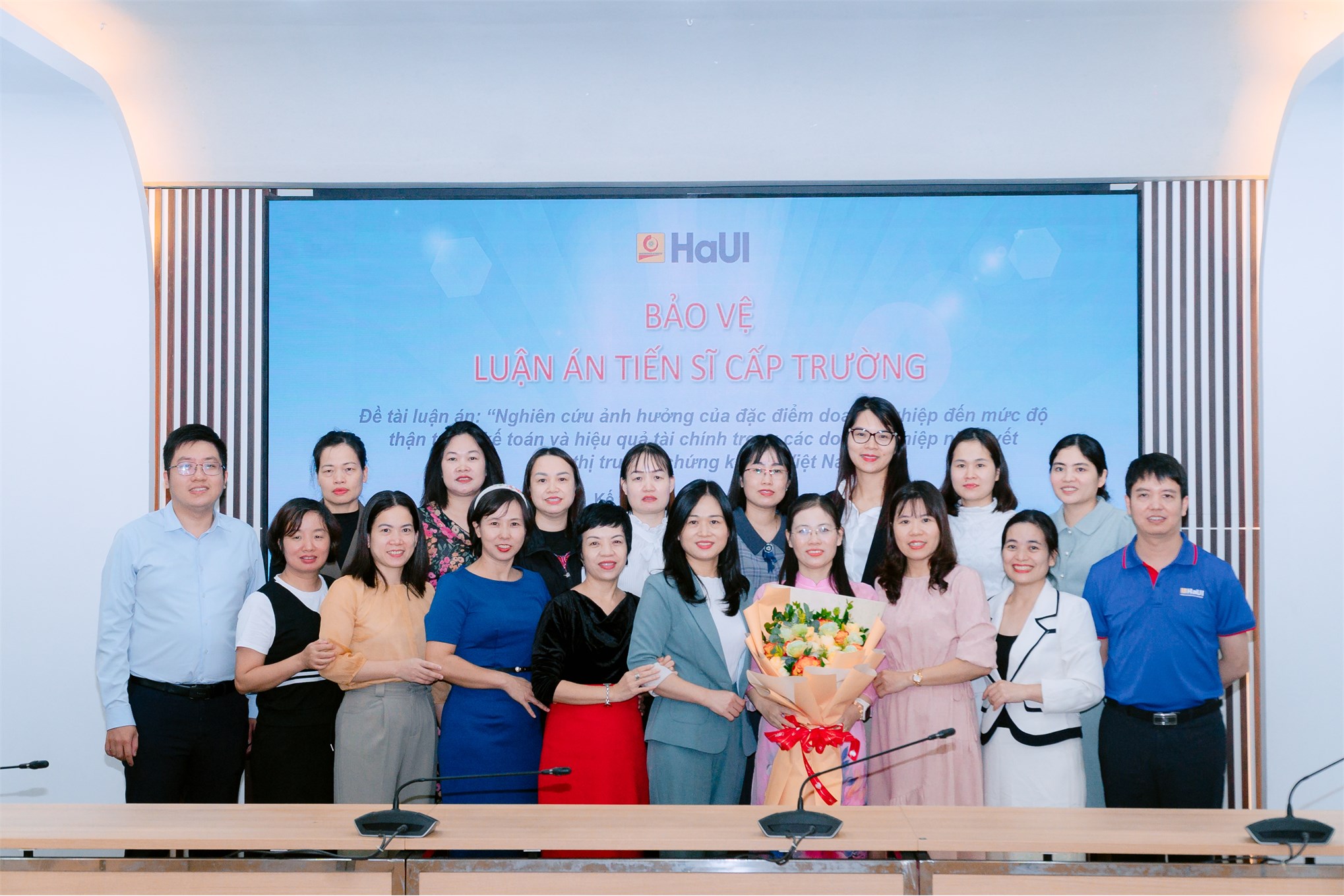 Nghiên cứu sinh Nguyễn Thị Hồng bảo vệ thành công luận án tiến sĩ tại Trường Đại học Công nghiệp Hà Nội