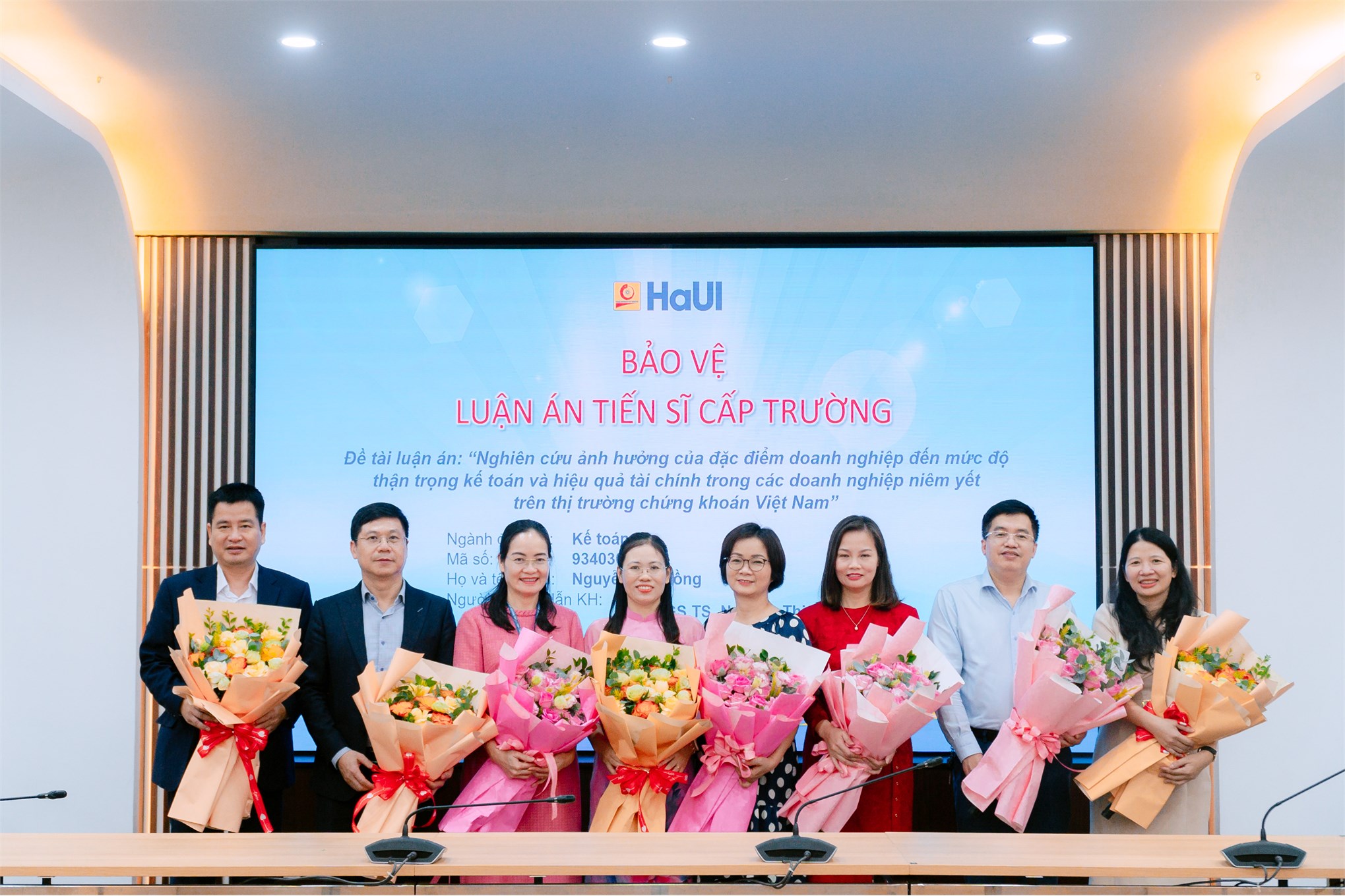 Nghiên cứu sinh Nguyễn Thị Hồng bảo vệ thành công luận án tiến sĩ tại Trường Đại học Công nghiệp Hà Nội