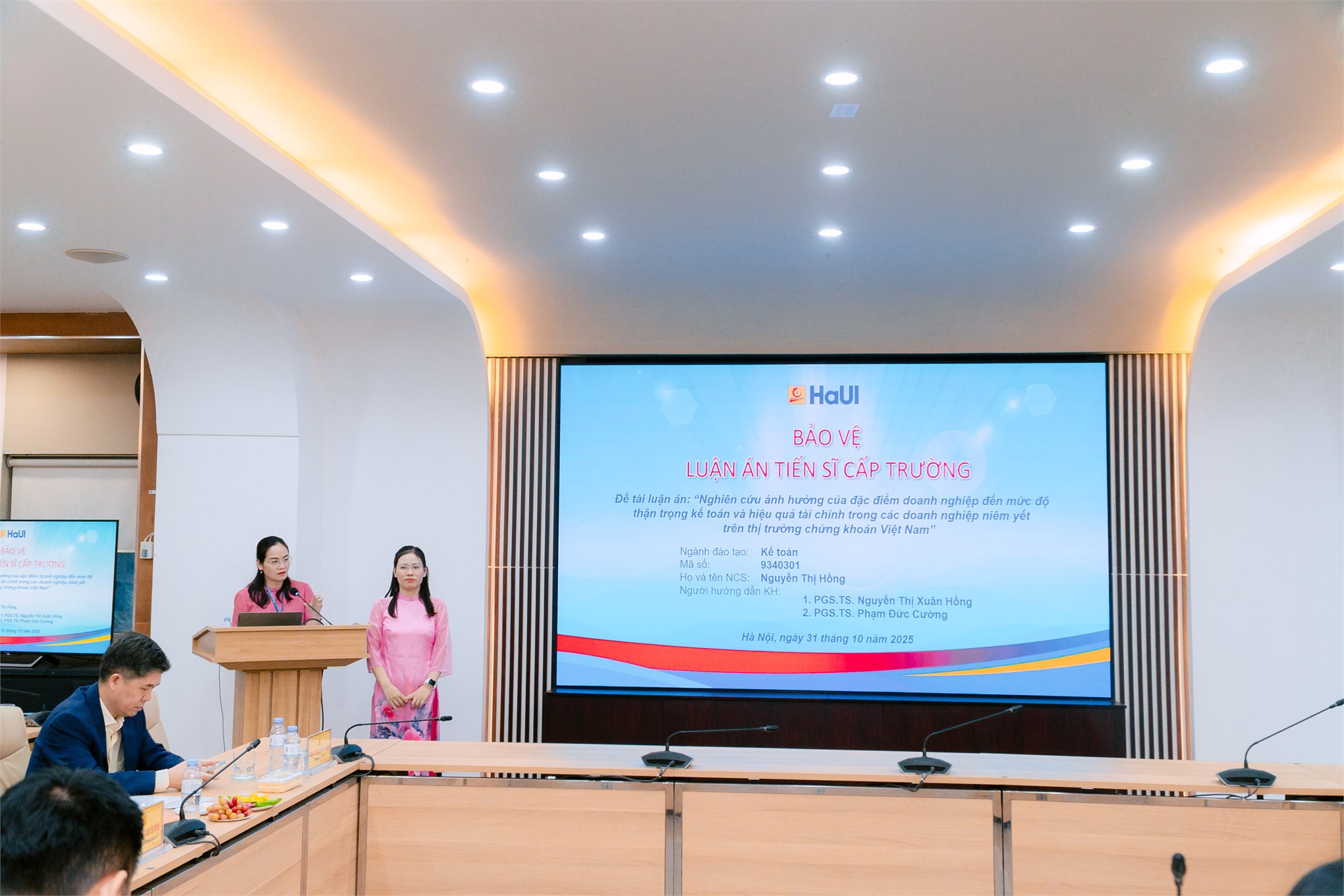 Nghiên cứu sinh Nguyễn Thị Hồng bảo vệ thành công luận án tiến sĩ tại Trường Đại học Công nghiệp Hà Nội