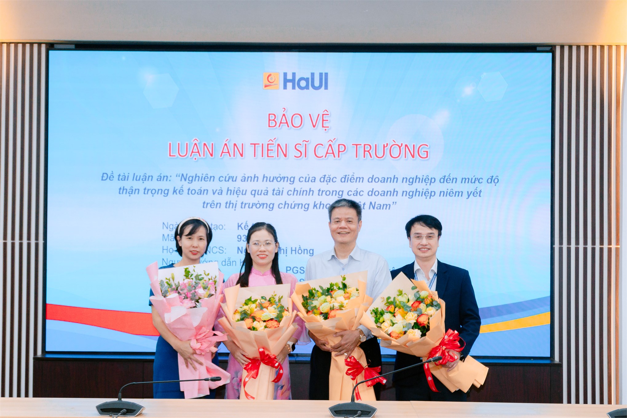 Nghiên cứu sinh Nguyễn Thị Hồng bảo vệ thành công luận án tiến sĩ tại Trường Đại học Công nghiệp Hà Nội