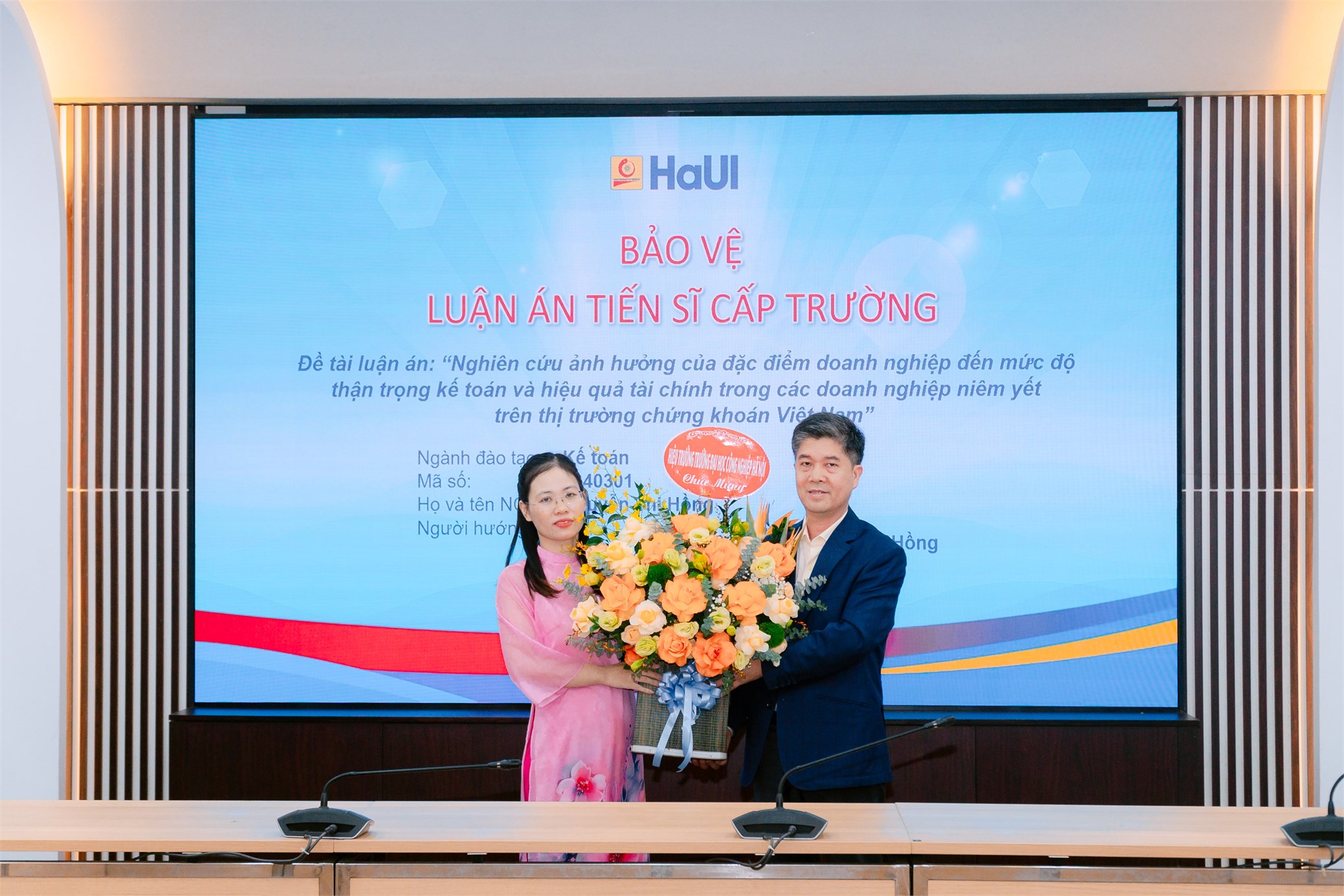 Nghiên cứu sinh Nguyễn Thị Hồng bảo vệ thành công luận án tiến sĩ tại Trường Đại học Công nghiệp Hà Nội