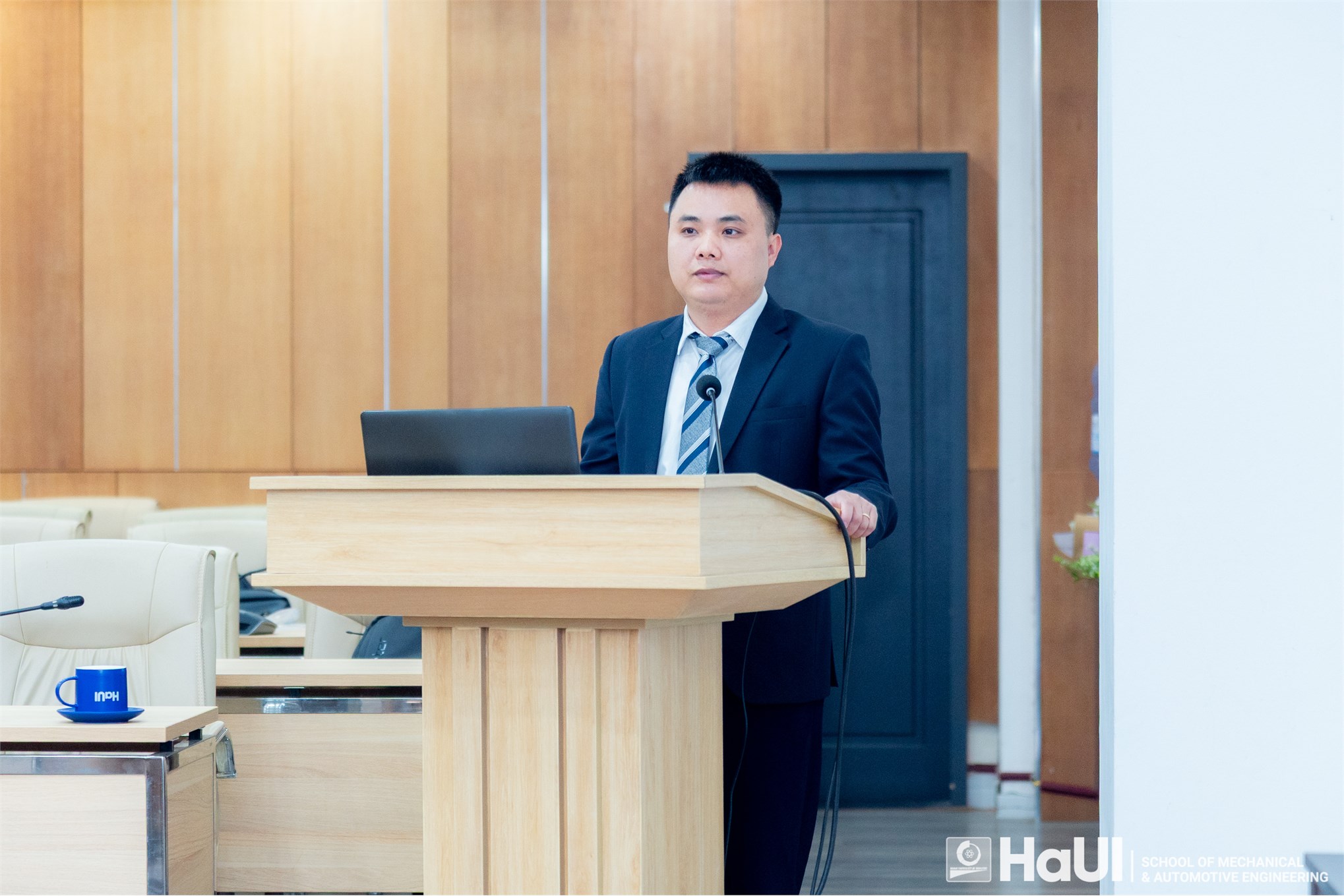 Chúc mừng NCS Lê Duy Long đã bảo vệ thành công luận án tiến sĩ cấp trường, chuyên ngành Kỹ thuật cơ khí động lực