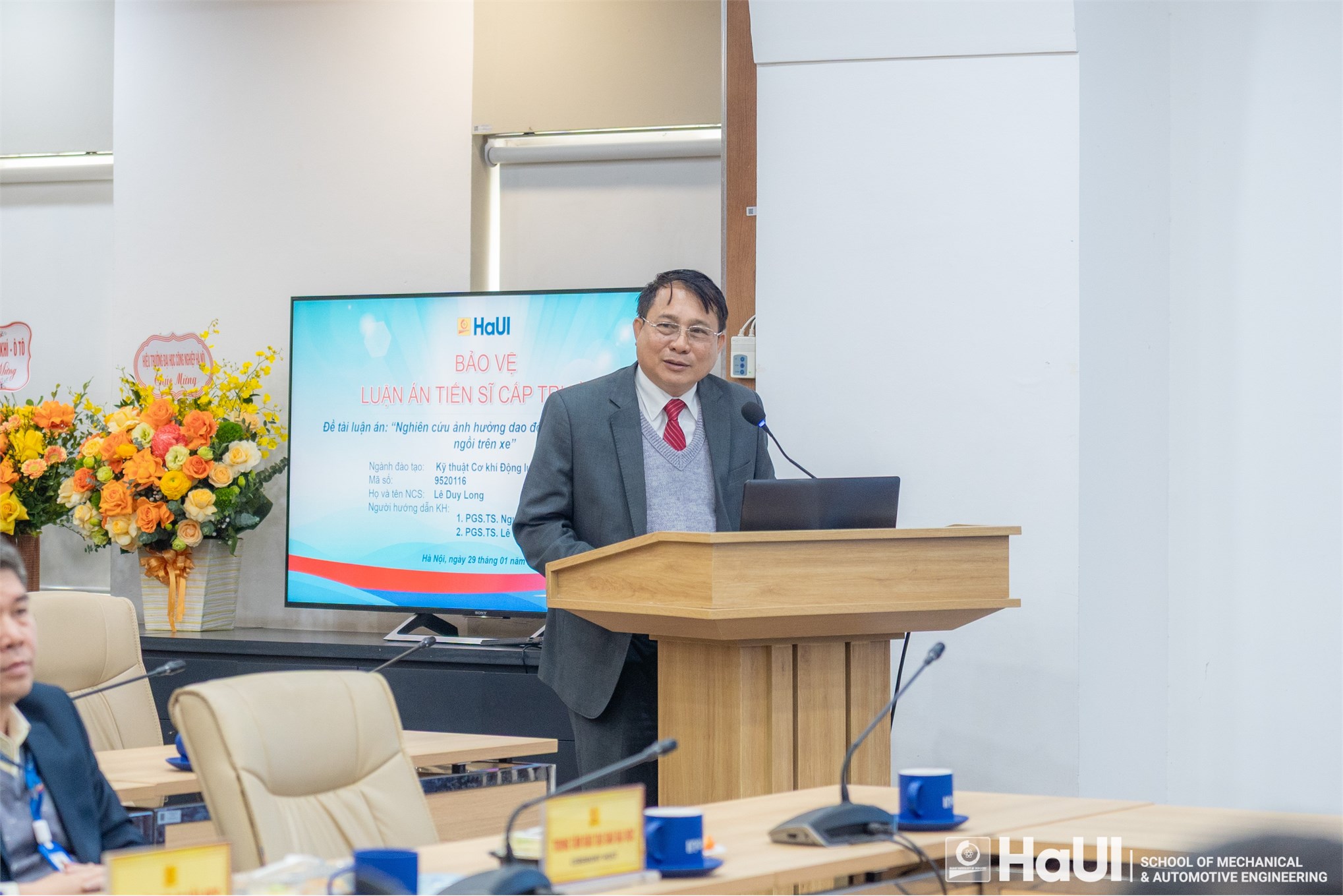 Chúc mừng NCS Lê Duy Long đã bảo vệ thành công luận án tiến sĩ cấp trường, chuyên ngành Kỹ thuật cơ khí động lực