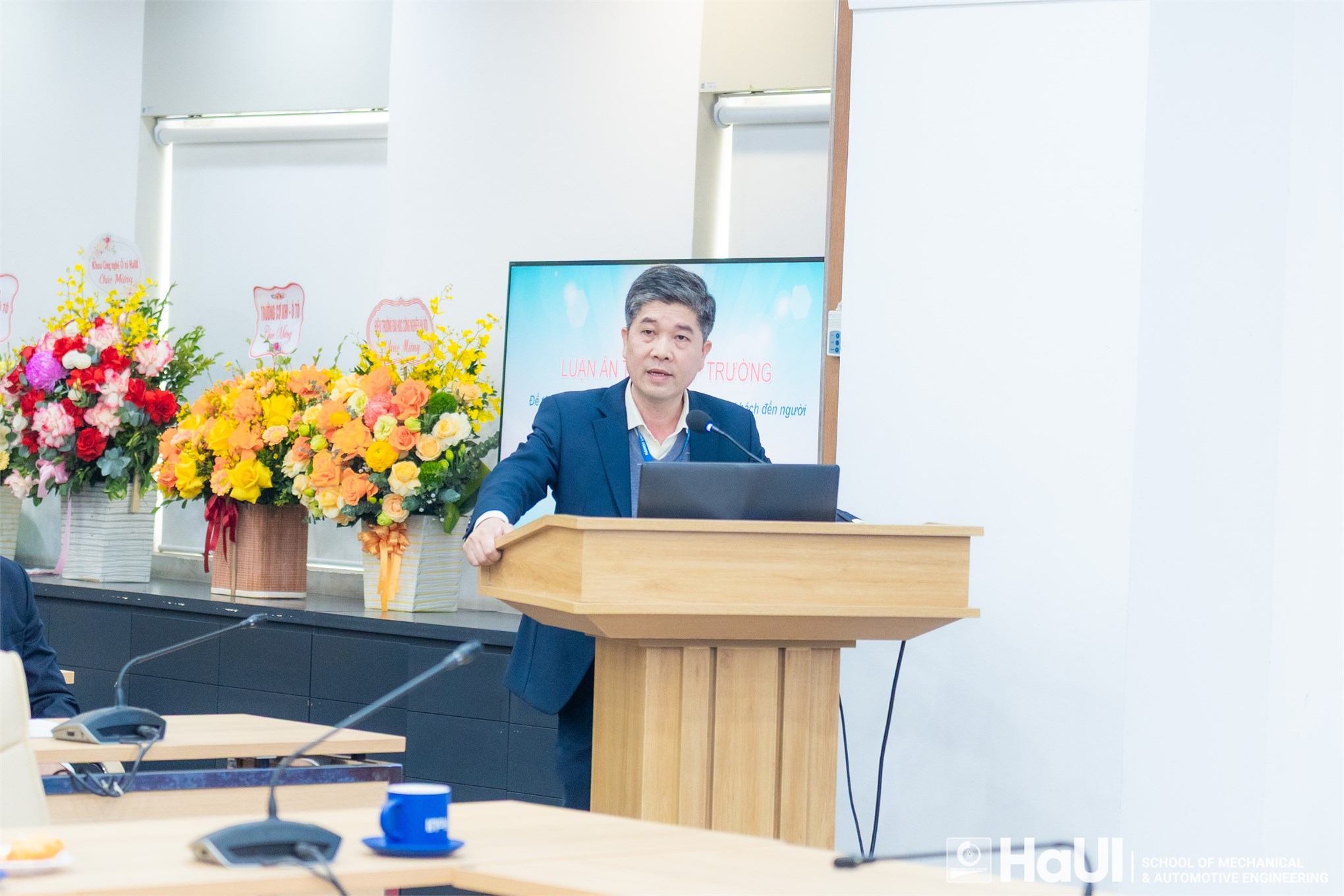 Chúc mừng NCS Lê Duy Long đã bảo vệ thành công luận án tiến sĩ cấp trường, chuyên ngành Kỹ thuật cơ khí động lực