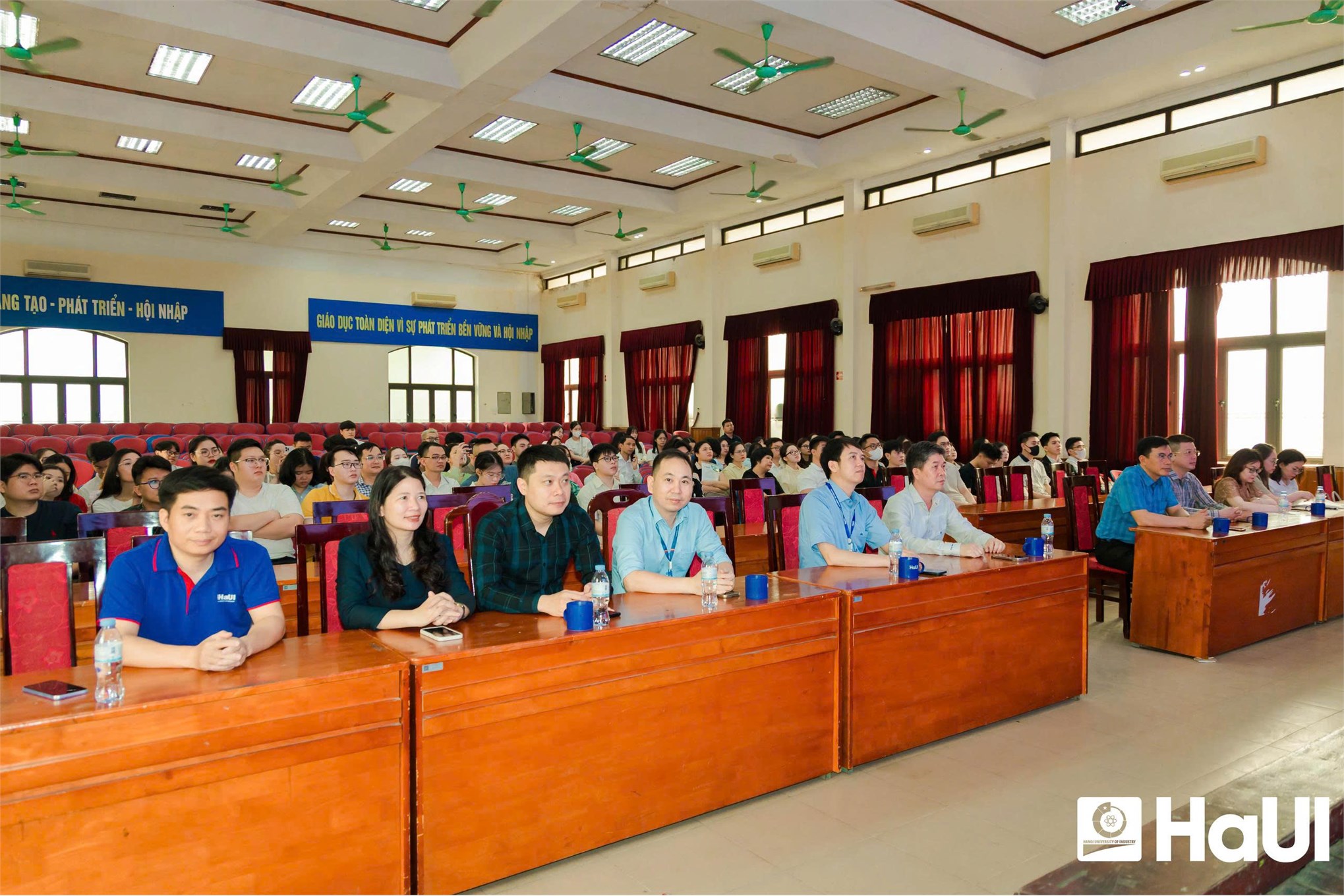 Chào mừng học viên cao học khóa 16 đợt 1 nhập học