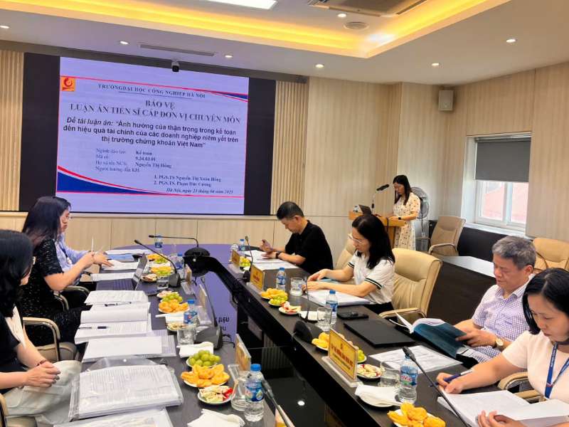Tổ chức bảo vệ luận án tiến sĩ cấp đơn vị chuyên môn cho NCS Nguyễn Thị Hồng, ngành Kế toán